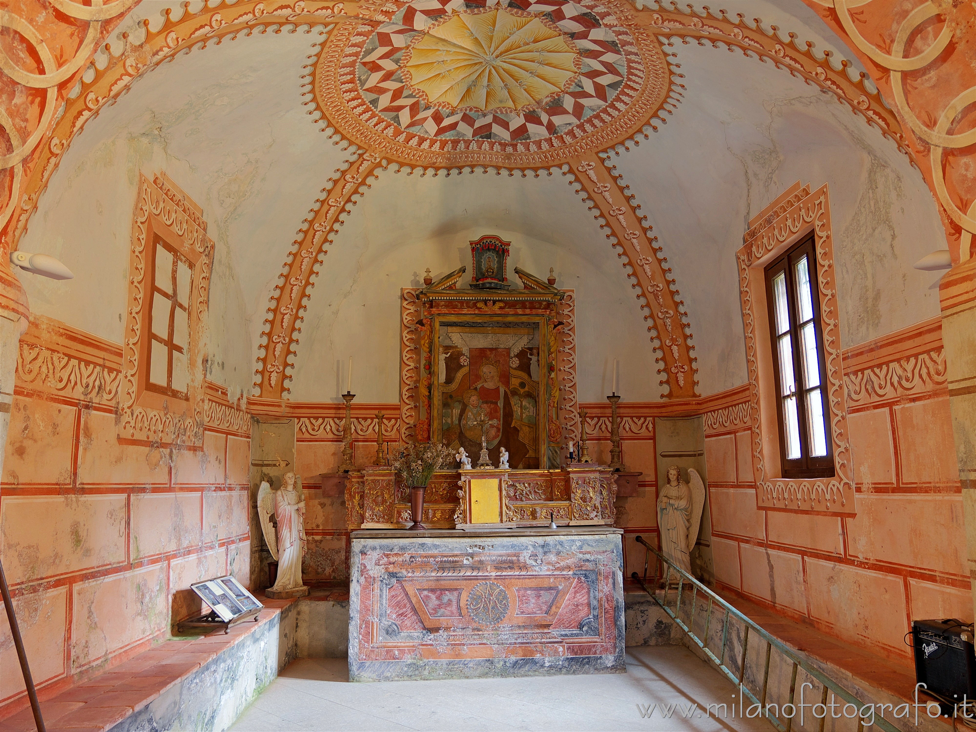 Campiglia Cervo (Biella) - Interno della Chiesetta di Santa Maria di Pediclosso